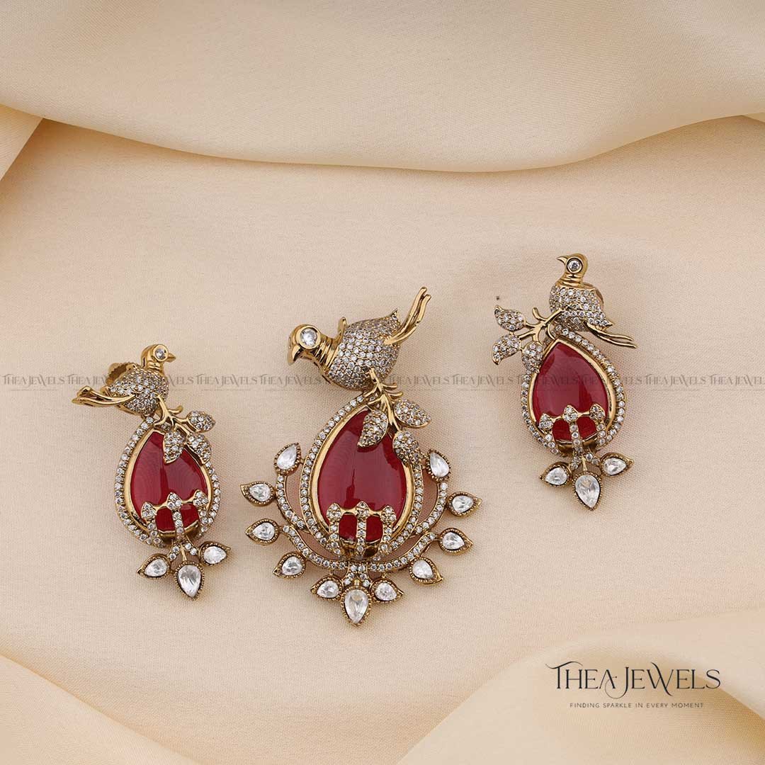 Yuva Pendant Set Red