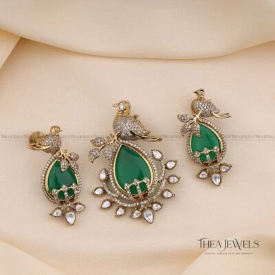 Yuva Pendant Set Green